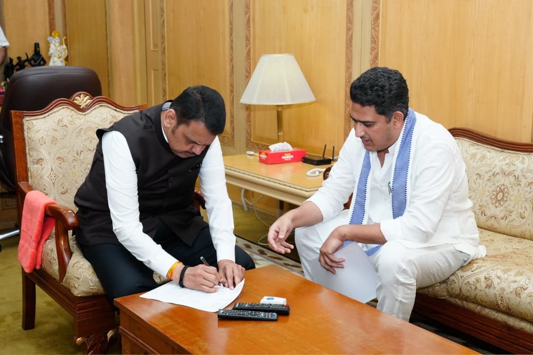 रस्ते, घाट, रेल्वे स्टेशनच्या विकासाबरोबरच फळबाग संस्थांचा कर्जमाफीत समावेशाची आ.आशुतोष काळेंची मुख्यमंत्र्यांकडे मागणी