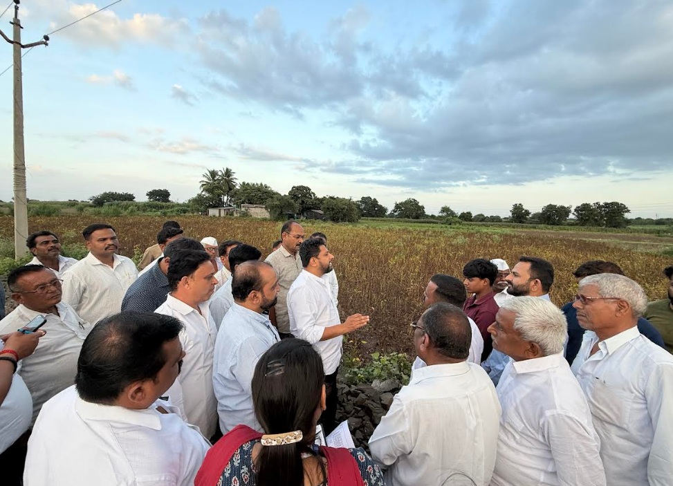 मदतीपासून कोणीही वंचित राहाणार नाही असे पंचनामे करा - डॉ. सुजय विखे पाटील...लोणी खुर्द येथे अतिवृष्टीने नूकसान झालेल्या पिकांची पाहाणी