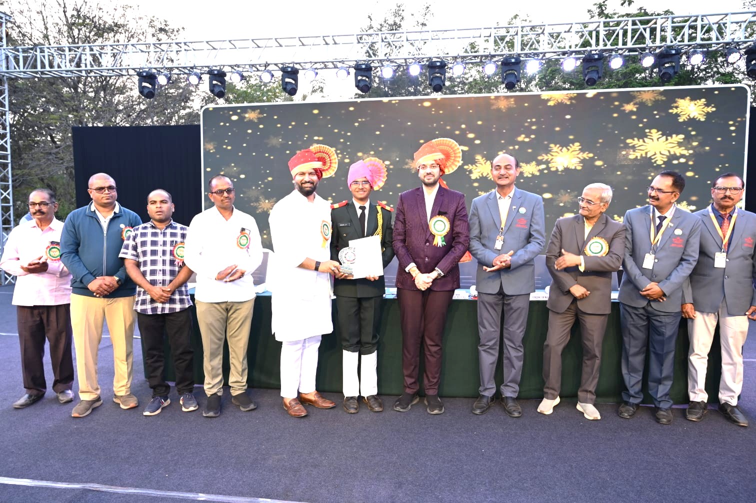 विद्यार्थ्यांमधिल समर्पणाची भावना त्यांना यशस्वी बनविते - सम्राट वर्मा....संजीवनी सैनिकी स्कूल अँड ज्यु.कॉलेजमध्ये वार्षिक स्नेहसंमेलन उत्साहात साजरे