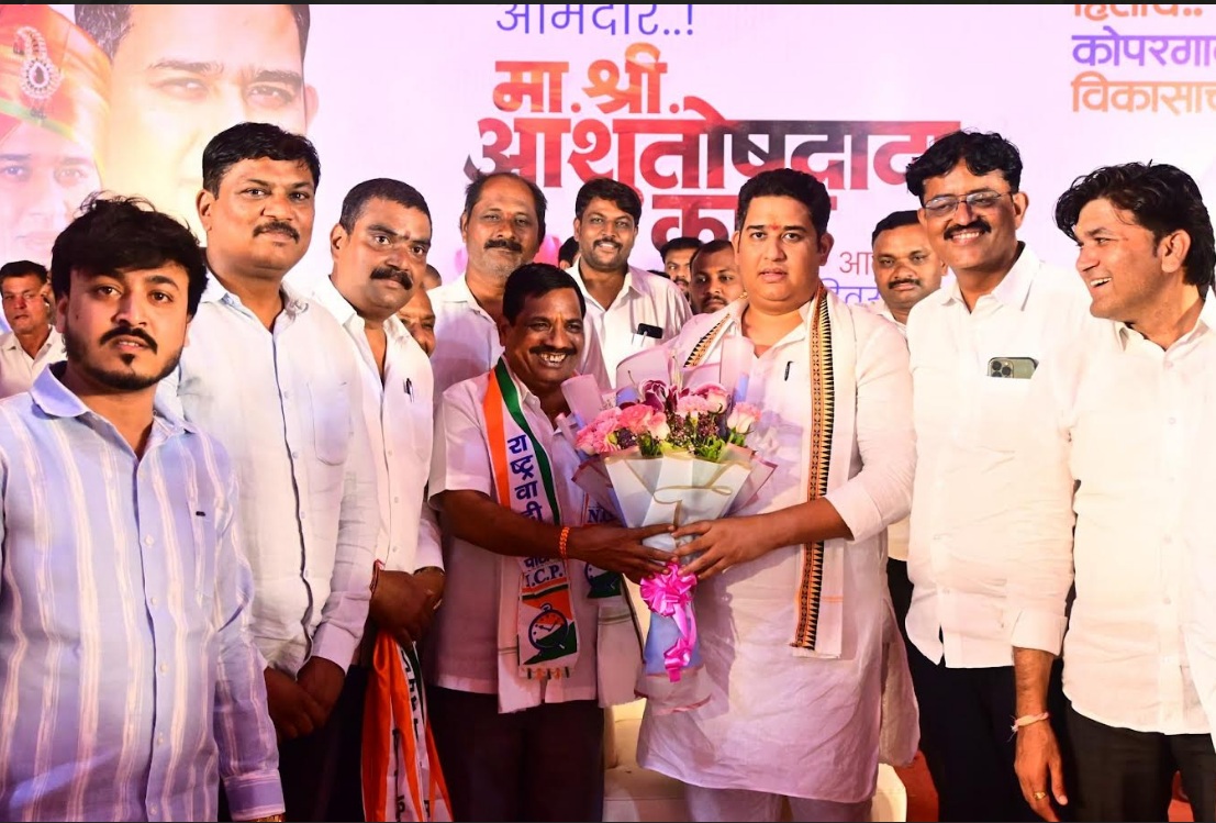 ठाकरेंच्या शिवसेनेचा ग्रामीण चेहरा राष्ट्रवादीत...कोपरगावात  (उबाठा) गटाचे तालुकाध्यक्ष शिवाजी ठाकरेंचा आमदार काळेंच्या हस्ते पक्षप्रवेश