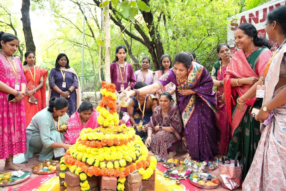 संजीवनी शैक्षणिक संकुलात वटसावित्री पौर्णिमा उत्साहात...डॉ.मनाली कोल्हे यांची उपस्थिती : वृक्षसंवर्धनासोबतच सांस्कृतिक संवर्धनाचा संकल्प