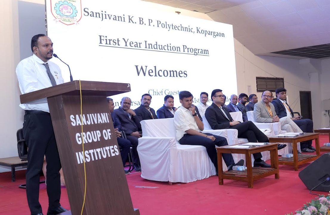 गुरू मुळेच विद्यार्थ्यांची प्रगती - नाशिक टेक्नोफ्लो ग्रीन इक्विपेंटस् कंपनीचे जनरल मॅनेजर चंदन शिरसाठ...संजीवनी पॉलीटेक्निकमध्ये नवगतांचे स्वागत