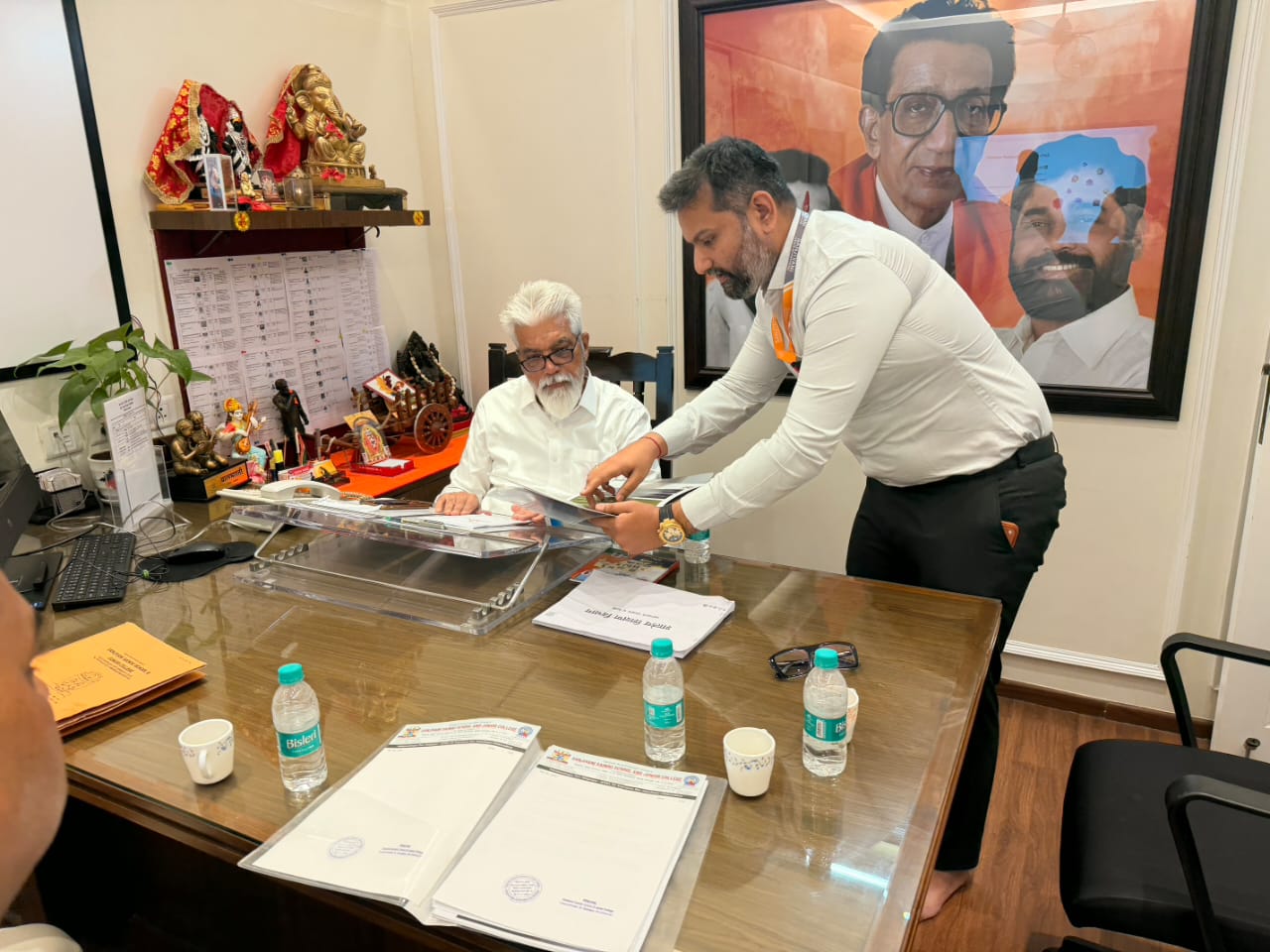 संजीवनी सैनिकी स्कूल व ज्यु. काॅलेजने राष्ट्रीय ब्रास बॅण्ड स्पर्धेत देशात प्रथम क्रमांक मिळवुन महाराष्ट्राची शान वाढविली - मंत्री दादा भुसे...संजीवनीच्या शिष्ट मंडळाशी चर्चेदरम्यान भुसे यांचे गौरवोद्गार