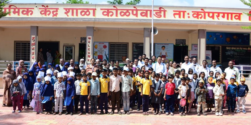 विद्यार्थ्यांची गुणवत्ता हीच शाळेची खरी ओळख - आमदार आशुतोष काळे...गुलाब पुष्प देत आमदार आशुतोष काळेंनी केले विद्यार्थ्यांचे स्वागत