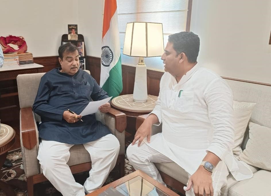 सावळीविहिर-कोपरगाव (७५२ जी) रस्त्याचे काम लवकरात लवकर पूर्ण व्हावे...आ.आशुतोष काळेंनी घेतली केंद्रीय रस्ते वाहतूक मंत्री ना.नितीन गडकरींची भेट