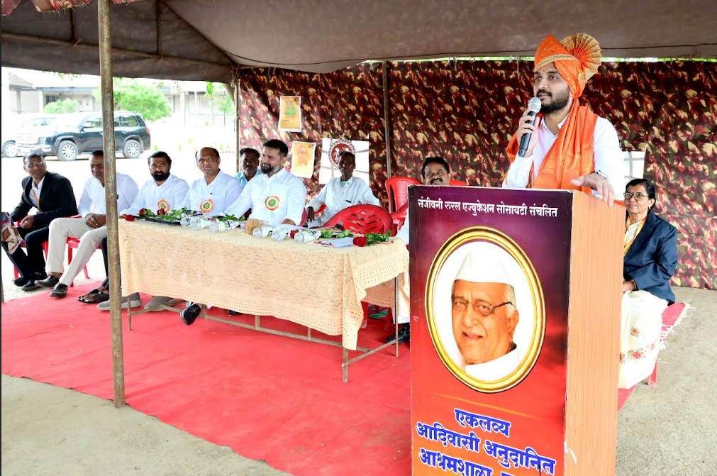 आदिवासी विद्यार्थ्यांनी मोठी स्वप्ने पाहून ती शिक्षणाच्या बळावर साकारावीत - आमदार विवेकभैय्या कोल्हे....संजीवनीच्या आदिवासी आश्रमशाळेत आदिवासी दिन साजरा