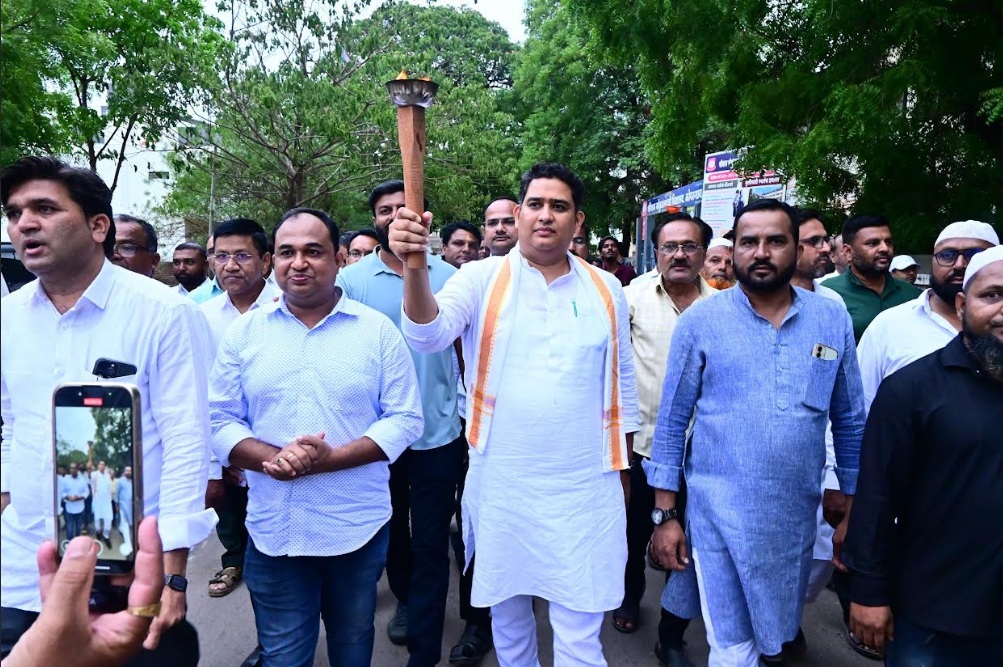 सैनिकांप्रती कृतज्ञता व्यक्त करण्यासाठी व शहीद वीर जवानांना श्रद्धांजली वाहण्यासाठी कोपरगांवकरांच्या वतीने भव्य तिरंगा महारॅली संपन्न