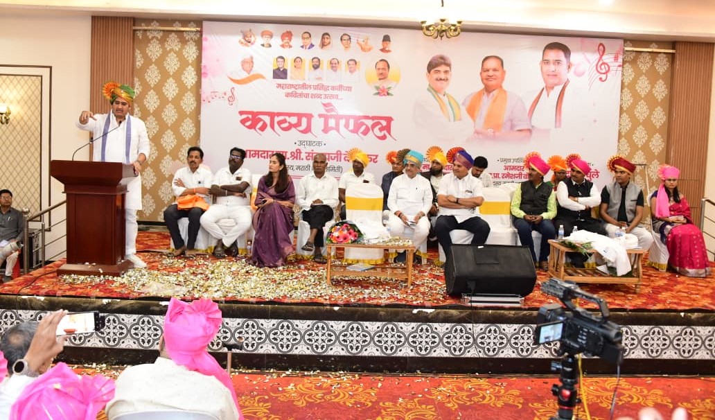 काव्य मैफिलीच्या कार्यक्रमाने कोपरगावच्या सांस्कृतिक इतिहासात जोडले गेले नवे पान - आमदार आशुतोष काळे... बहारदार काव्य मैफिलीच्या कार्यक्रमाने कोपरगावचे रसिक मंत्रमुग्ध... एकापेक्षा एक बहारदार कवितांनी कोपरगावकरांची मने जिंकली