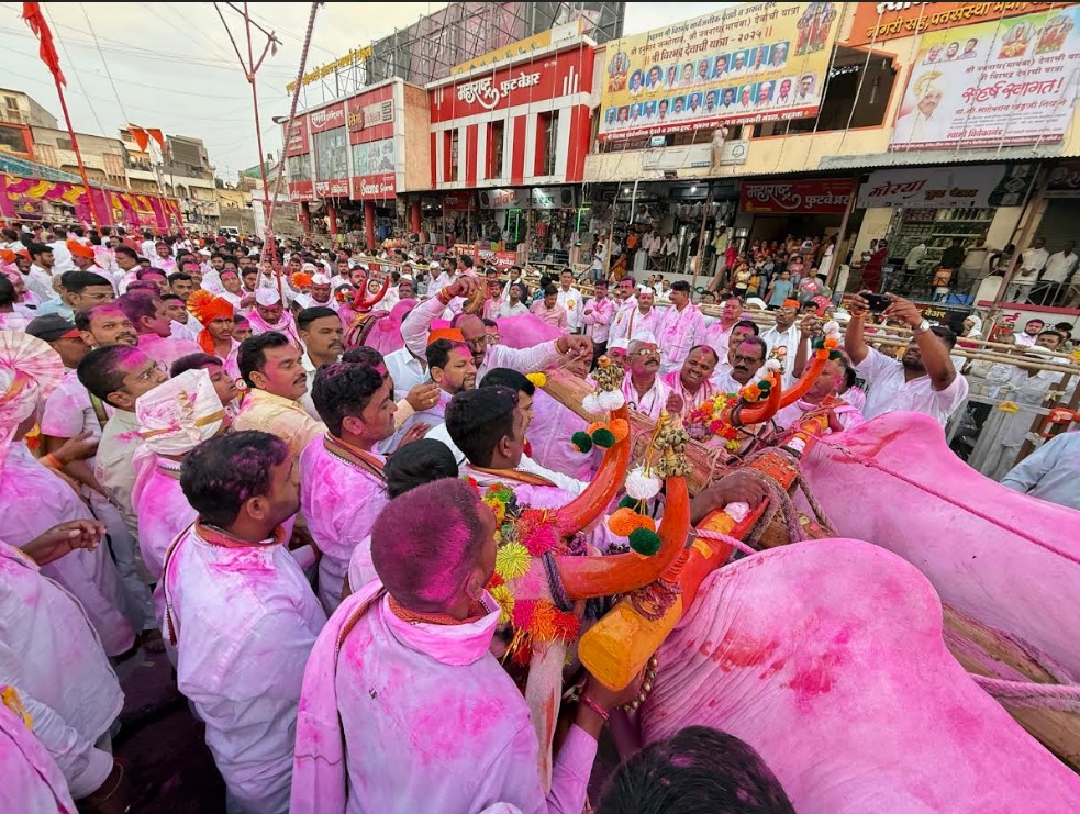 राहाता येथील श्री नवनाथ (मायंबा) देव व श्री वीरभद्र देवाच्या यात्रेला डॉ. सुजय विखे पाटील यांच्या उपस्थितीत श्रीफळ वाढवून प्रारंभ..
