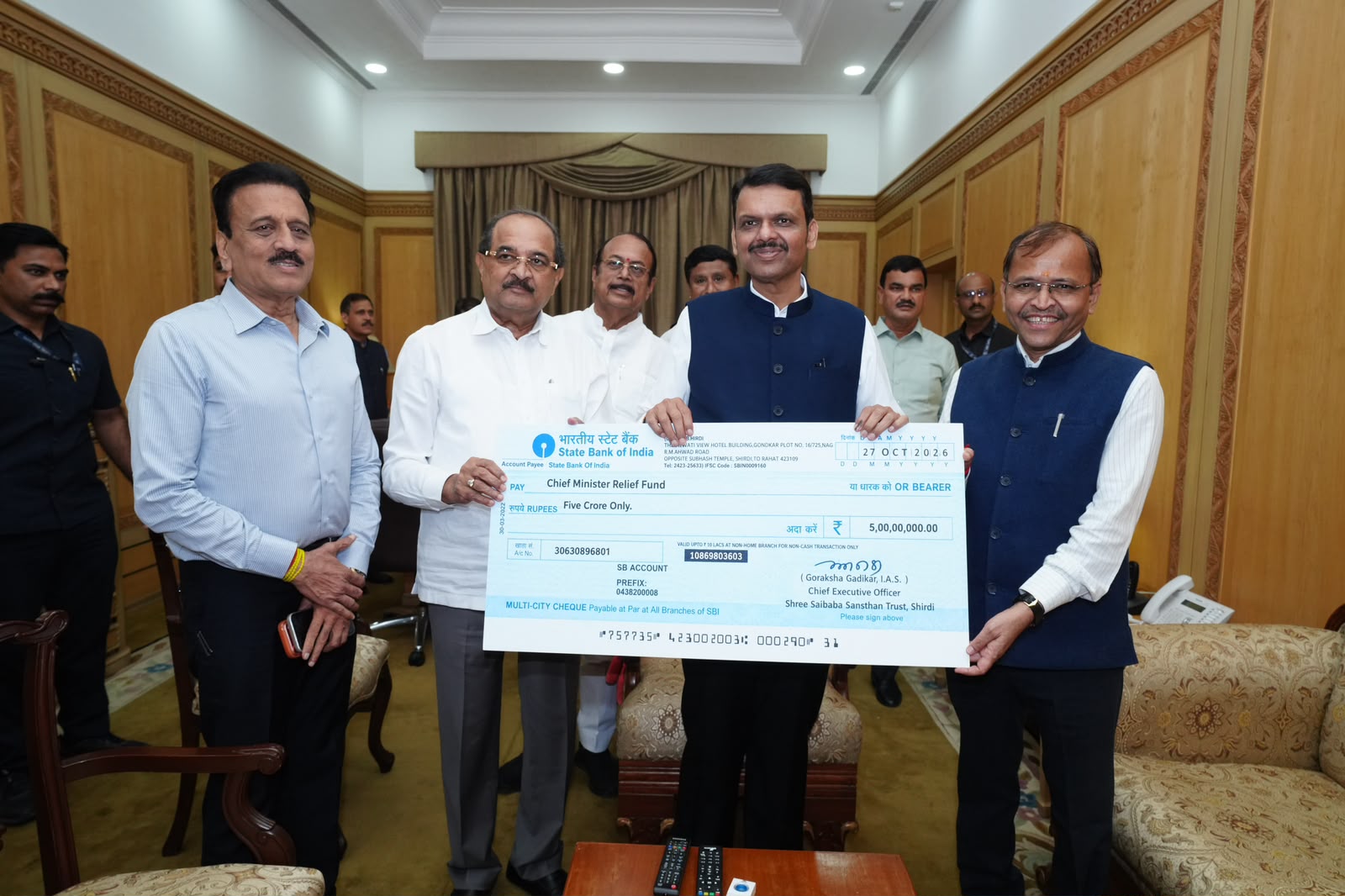 दुष्काळ निवारण कार्यासाठी श्री साईबाबा संस्थानकडून मुख्यमंत्री सहाय्यता निधीस ५ कोटी रुपयांचे योगदान...मुख्यमंत्री देवेंद्र फडणवीस यांच्याकडे धनादेश सुपूर्द
