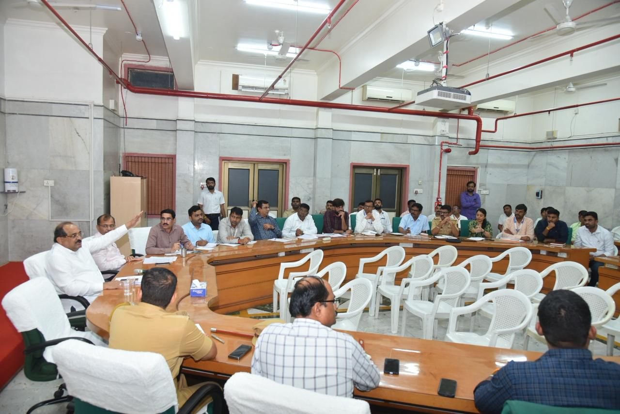 पूरस्थिती निर्माण करणारे अतिक्रमण हटविण्यासाठी युद्धपातळीवर मोहीम राबविण्याचे पालकमंत्री ना.राधाकृष्ण विखे पाटील यांचे आदेश...जिल्ह्यातील पूरस्थितीच्या धर्तीवर शिर्डीत प्रशासनाची घेतली आढावा बैठक