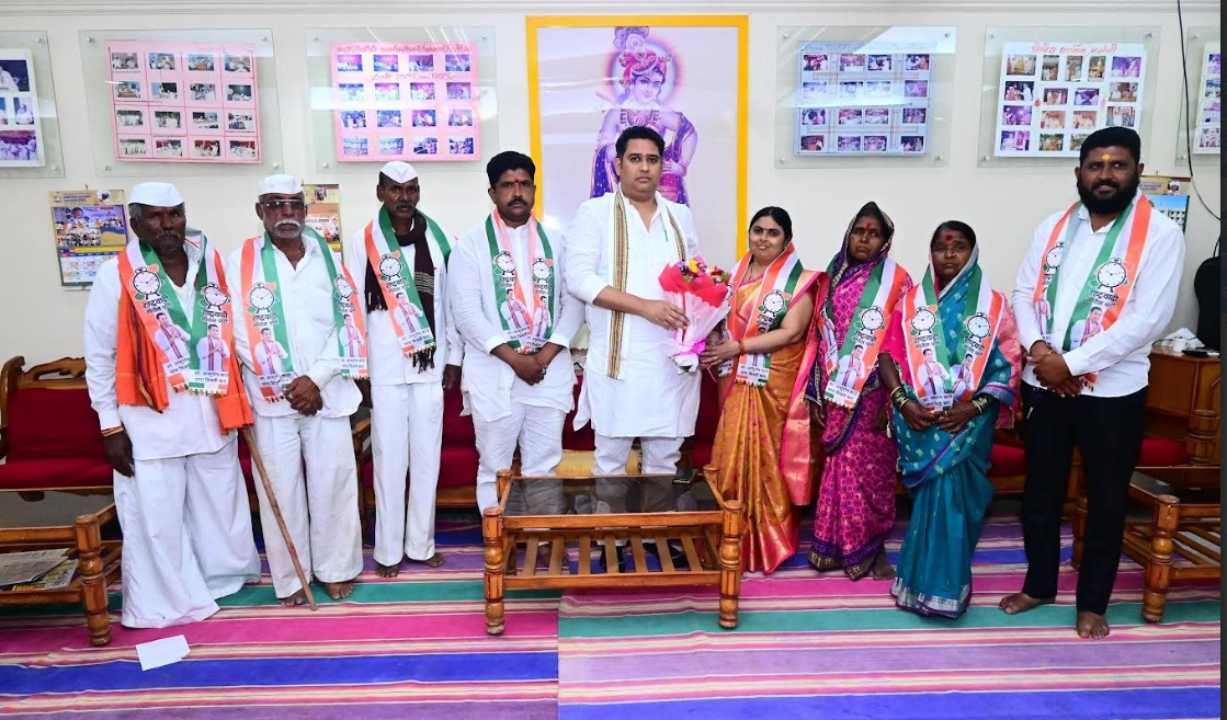 काकडीत कोल्हे गटाला मोठा धक्का...काकडीच्या सरपंच सौ.पूर्वा गुंजाळ व कानिफनाथ गुंजाळ काळे गटात