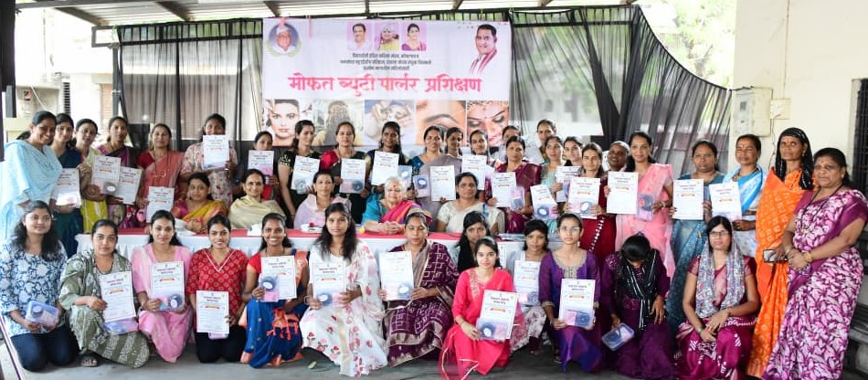 महिलांनी आर्थिक स्वावलंबी होवून कुटुंबाच्या आर्थिक उन्नतीत योगदान द्यावे - पुष्पाताई काळे...महिलांना ब्युटी पार्लर प्रशिक्षण प्रमाणपत्र आणि मेकअप मोफत कीटचे वाटप