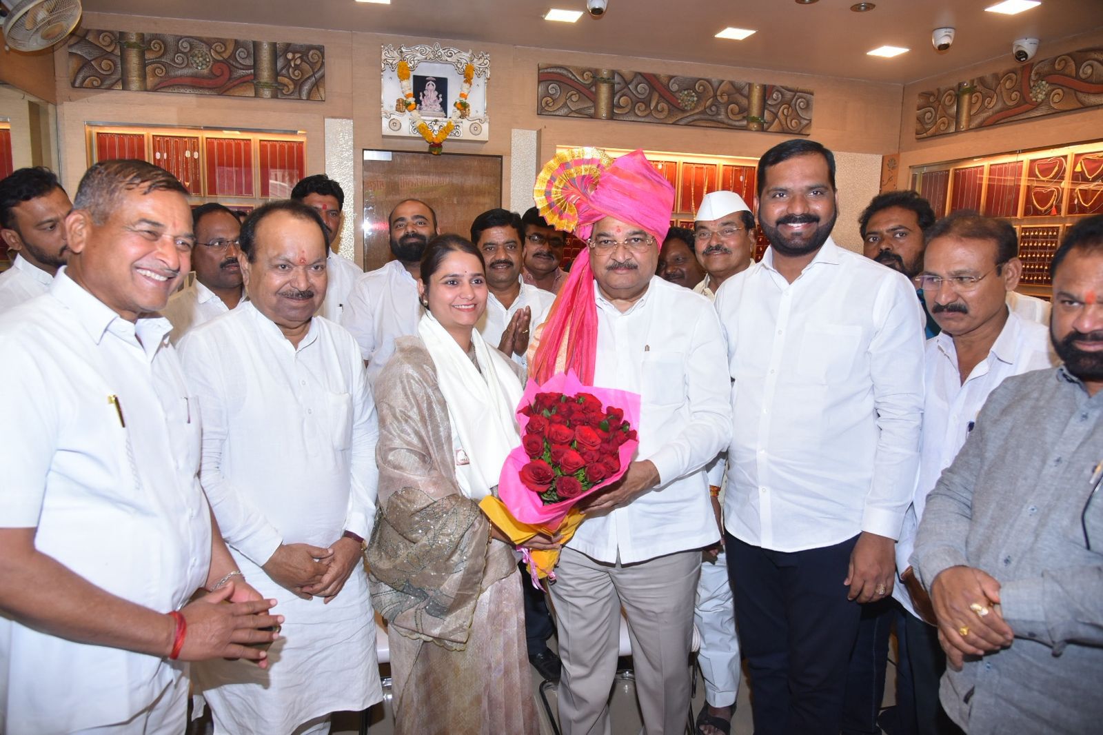 जामखेडच्या पाठीशी खंबीरपणे उभा...तालुक्याचे पाणी कुठेही कमी होणार नाही त्याची जबाबदारी माझी...पालकमंत्री ना.राधाकृष्ण विखे पाटील...नवनिर्वाचित नगराध्यक्षा प्रांजली चिंतामणी यांच्या निवासस्थानी जावून सत्कार