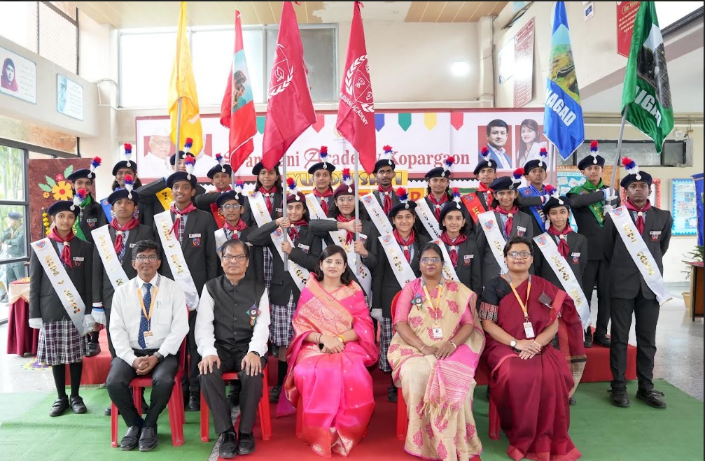 व्यसनांपासुन दुर राहुन मोबाईलचा वापर योग्य करावा - पोलीस निरीक्षक उद्धव डमाळे...संजीवनी अकॅडेमीचा विद्यार्थी परिषद पदग्रहण समारंभ संपन्न