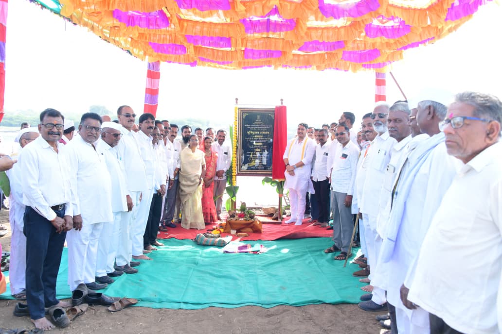 राजकारण विकासाचे करतो आणि जे करतो तेच जनतेसमोर मांडतो - आमदार आशुतोष काळे... १३.३७ कोटी निधीतून डाऊच,हिंगणी व शिंगवे केटीवेअरच्या पूर संरक्षक भिंतीच्या कामाचे भूमिपूजन