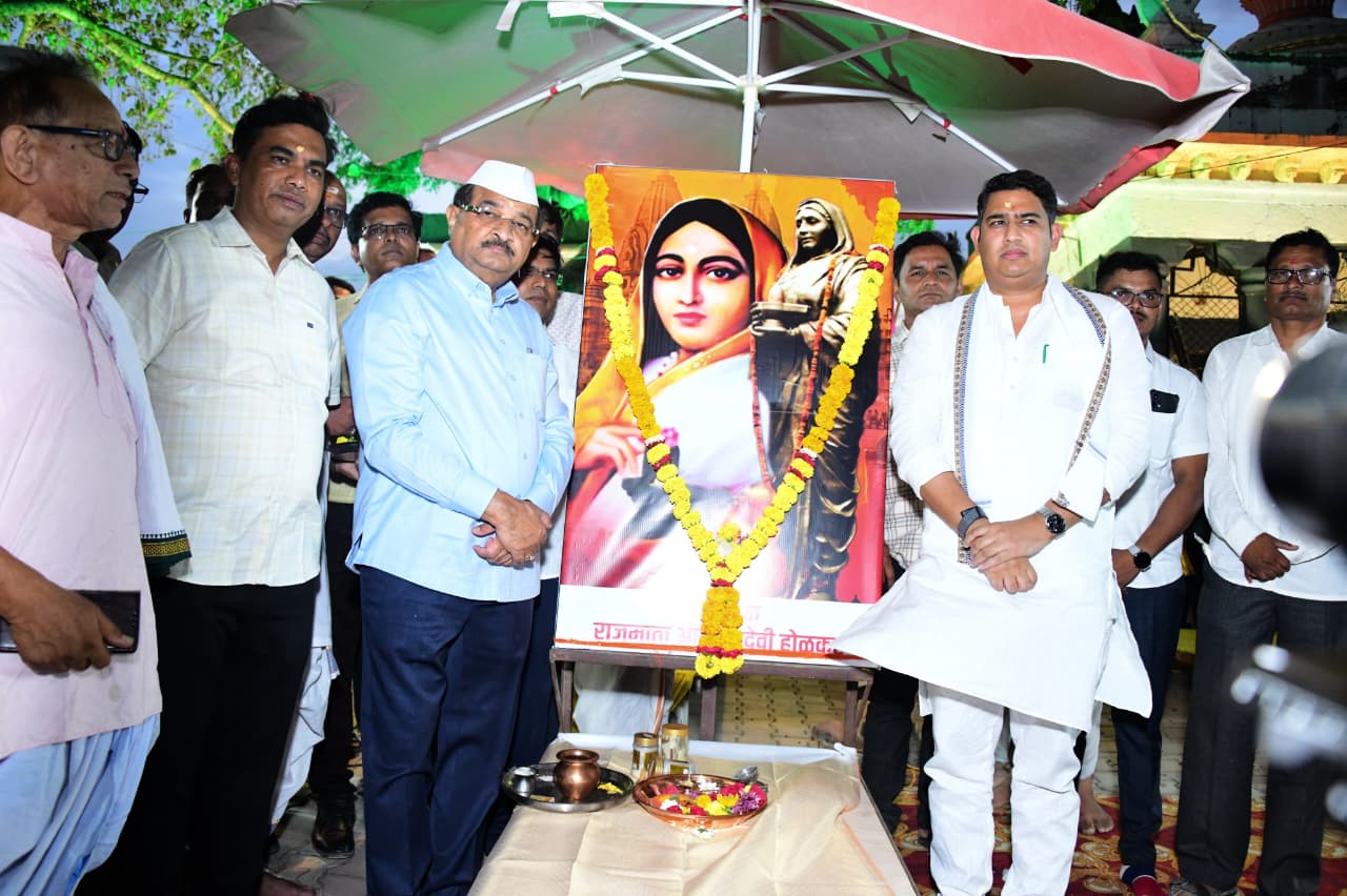 पुण्यश्लोक अहिल्यादेवींच्या स्मारकाने पुणतांब्याच्या ऐतिहासिक वैभवात भर - आ.आशुतोष काळे...लोकसहभागातून पुण्यश्लोक अहिल्यादेवी होळकर यांच्या भव्य स्मारकाचे पालकमंत्री ना.राधाकृष्ण विखे पाटील यांच्या हस्ते भूमिपूजन
