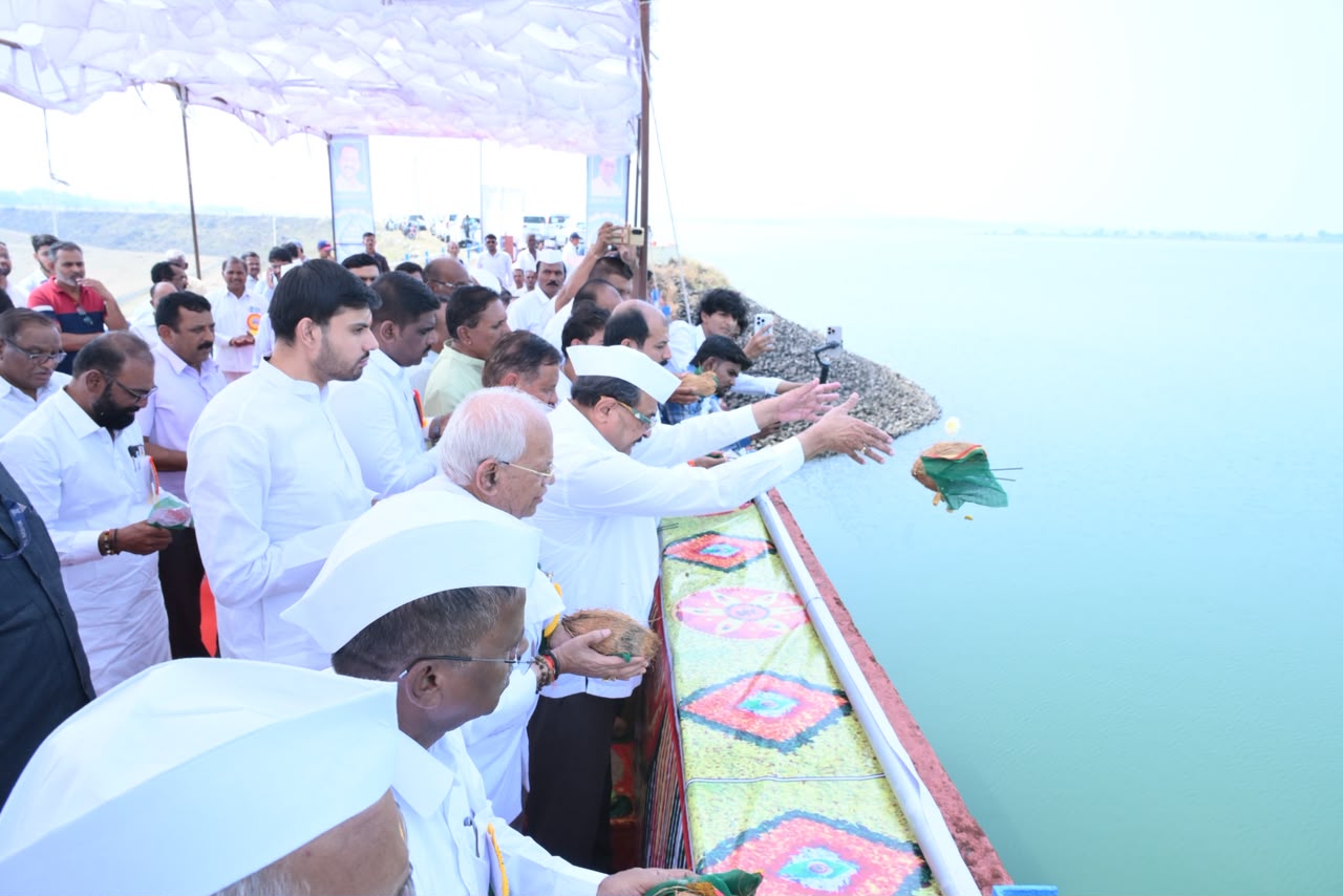 धरणांमधील गाळ काढून साठवण क्षमता वाढविण्याचे जलसंपदा विभागाचे धोरण : जलसंपदा मंत्री ना.राधाकृष्ण विखे पाटील...नाशिकच्या दिंडोरीत वाघाड धरण जलपूजन सोहळा