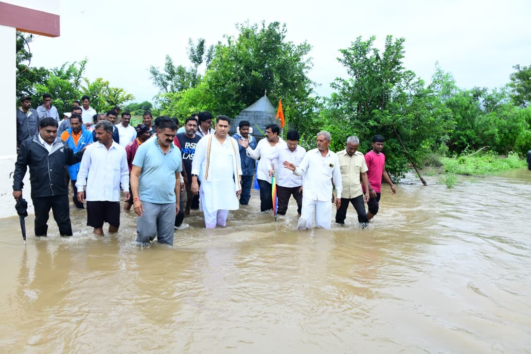भर पावसात आ.आशुतोष काळे शेतकऱ्यांच्या बांधावर...नुकसानीची पाहणी करून शेतकऱ्यांना दिला धीर...सर्वच मंडलात ६५ मी.मी.पेक्षा जास्त पाऊस...सरसकट पंचनामे करण्याच्या प्रशासनाला दिल्या सूचना
