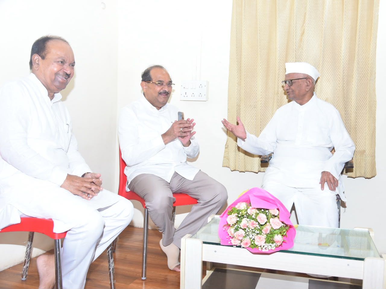 स्व.बाळासाहेब विखे यांचे दुष्काळ मुक्तीचे स्वप्न ना.विखे यांनी पूर्ण करावे : अण्णा हजारे...ना. विखे यांनी घेतली हजारेंची सदिच्छा भेट