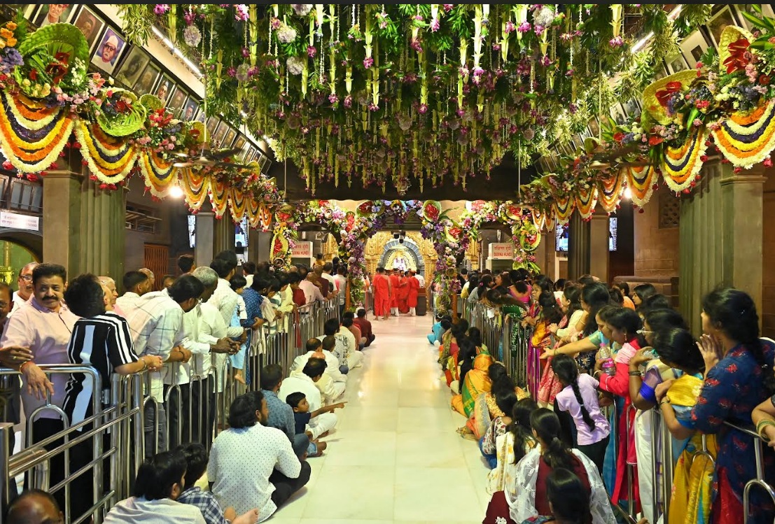 आषाढी एकादशीनिमित्त शिर्डीत साई दरबारात स्‍थानिक उत्सव साजरा...मंदिरही आकर्षक फुलांनी सजले...साईबाबांना तुळशीमाळांचा साज..!!