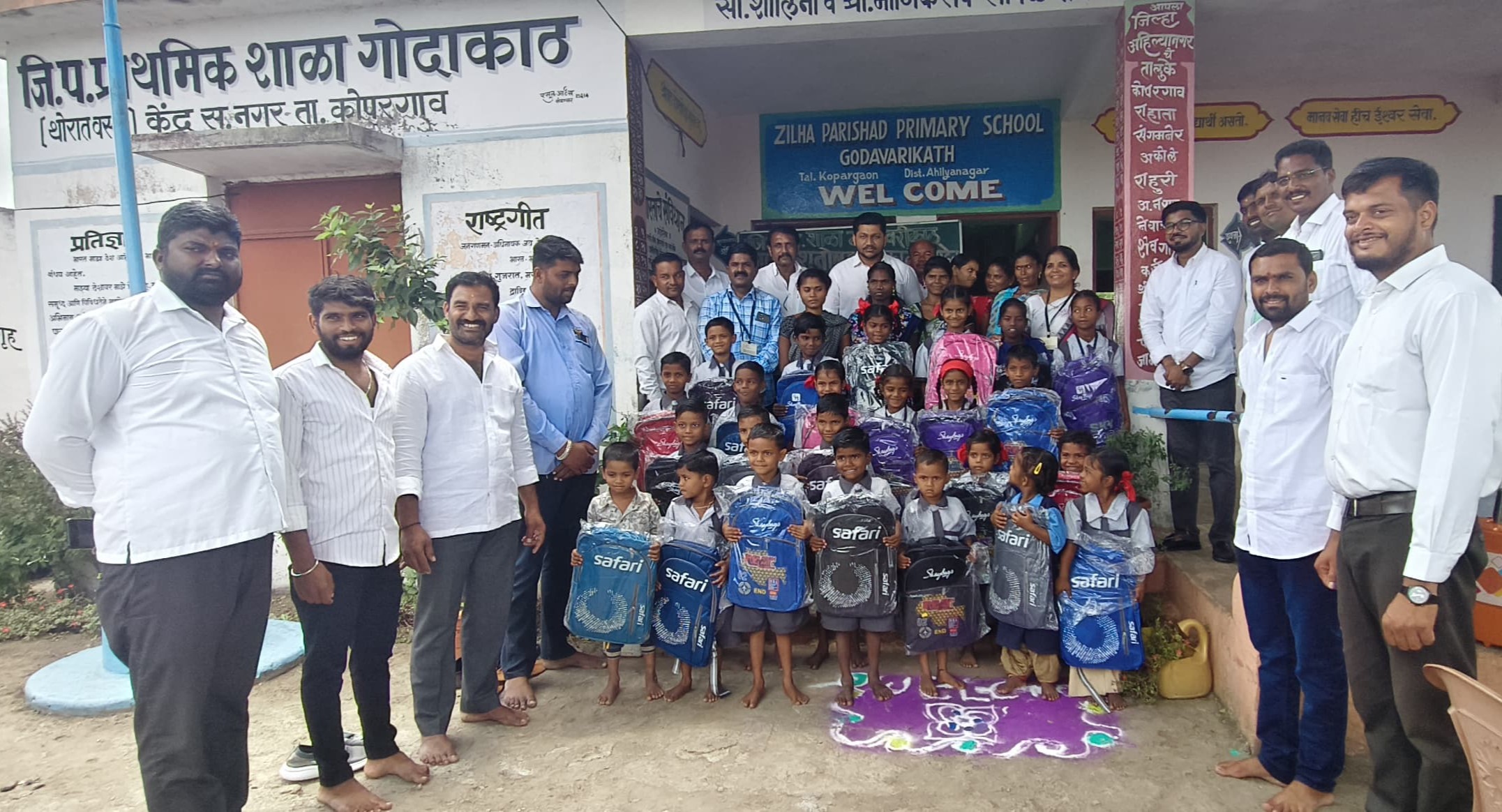 आ.आशुतोष काळेंच्या वाढदिवसानिमित्त गोदाकाठच्या जिल्हा परिषद शाळेतील विद्यार्थ्यांना दफ्तर व फळांचे वाटप