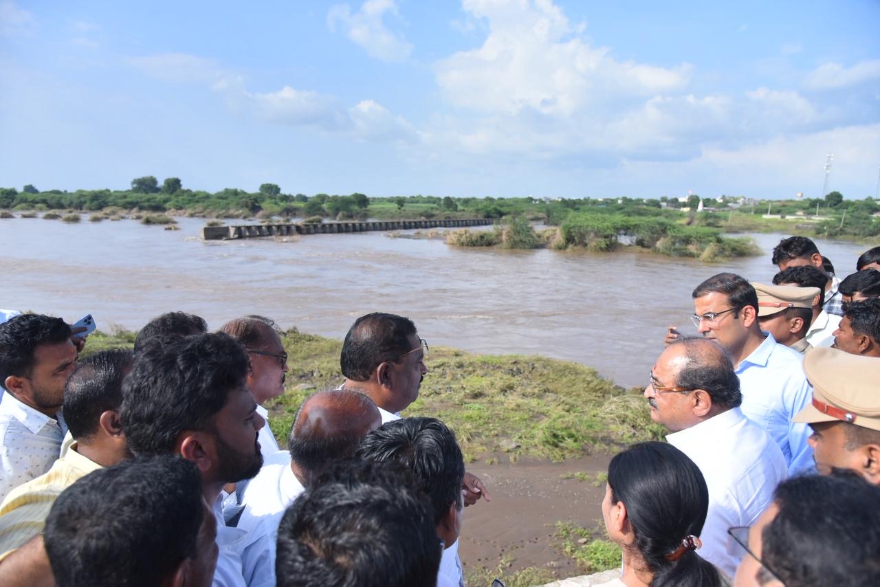 जलसंपदा तथा पालकमंत्री ना.राधाकृष्ण विखे पाटलांचा अतिवृष्टी नुकसान पाहणी दौरा... जामखेड तालुक्यातील बंधाऱ्यांची पाहणी