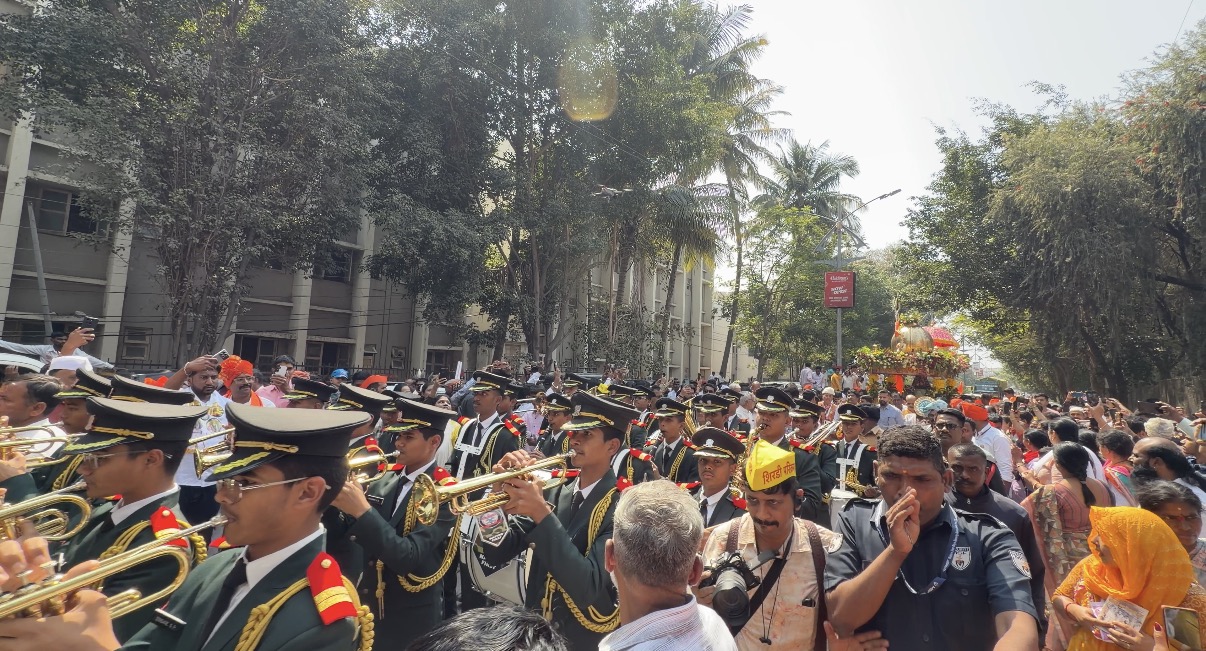 साईंच्या चरणी देशातील क्रमांक एकच्या बँड पथकाची सेवा...शिर्डी परिक्रमेत संजीवनी सैनिकी स्कूलच्या शालेय बँडने दिली साई पालखीस मानवंदना