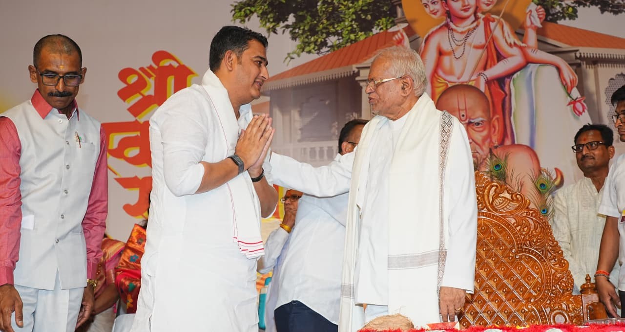 काळे परिवाराच्या स्वामी सेवेचे गुरुमाऊली आण्णासाहेब मोरे यांचेकडून कौतुक....कोपरगाव तालुक्यातील कारवाडी-शहा येथे दिंडोरी प्रणित श्री स्वामी समर्थ सेवा मार्गाच्या नूतन वास्तूचा लोकार्पण आणि वास्तुशांती सोहळा
