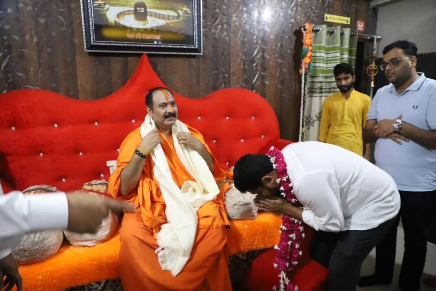 शिर्डीमध्ये होणार शिवपुराण कथा महोत्सव !  डॉ. सुजय विखे पाटील यांनी कुबेरेश्वर धाम येथे घेतली प्रदीप मिश्रा महाराजांची भेट