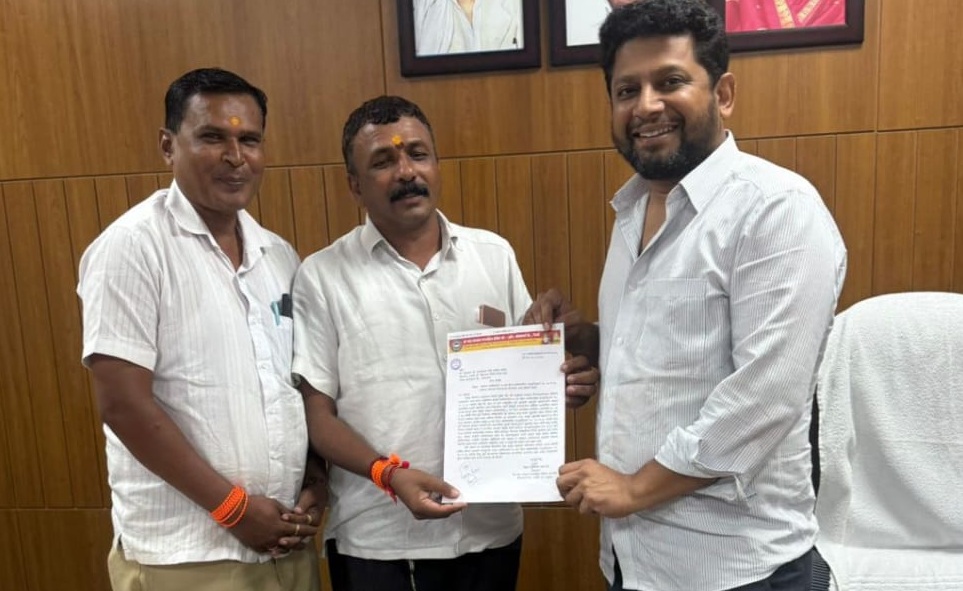 संस्थान कर्मचाऱ्यांना ७ व्या वेतन आयोगातील तरतुदींनुसार १०,२०,३० वर्षांच्या सेवेनंतर मिळणाऱ्या योजनेचा लाभ द्यावा : चेअरमन विठ्ठल पवार यांची डॉ.सुजय विखे पाटील यांच्याकडे मागणी